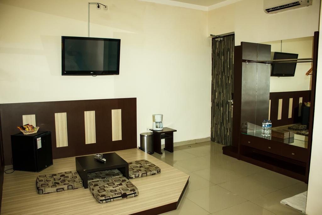 Vindhika Hotel Makassar Exterior photo