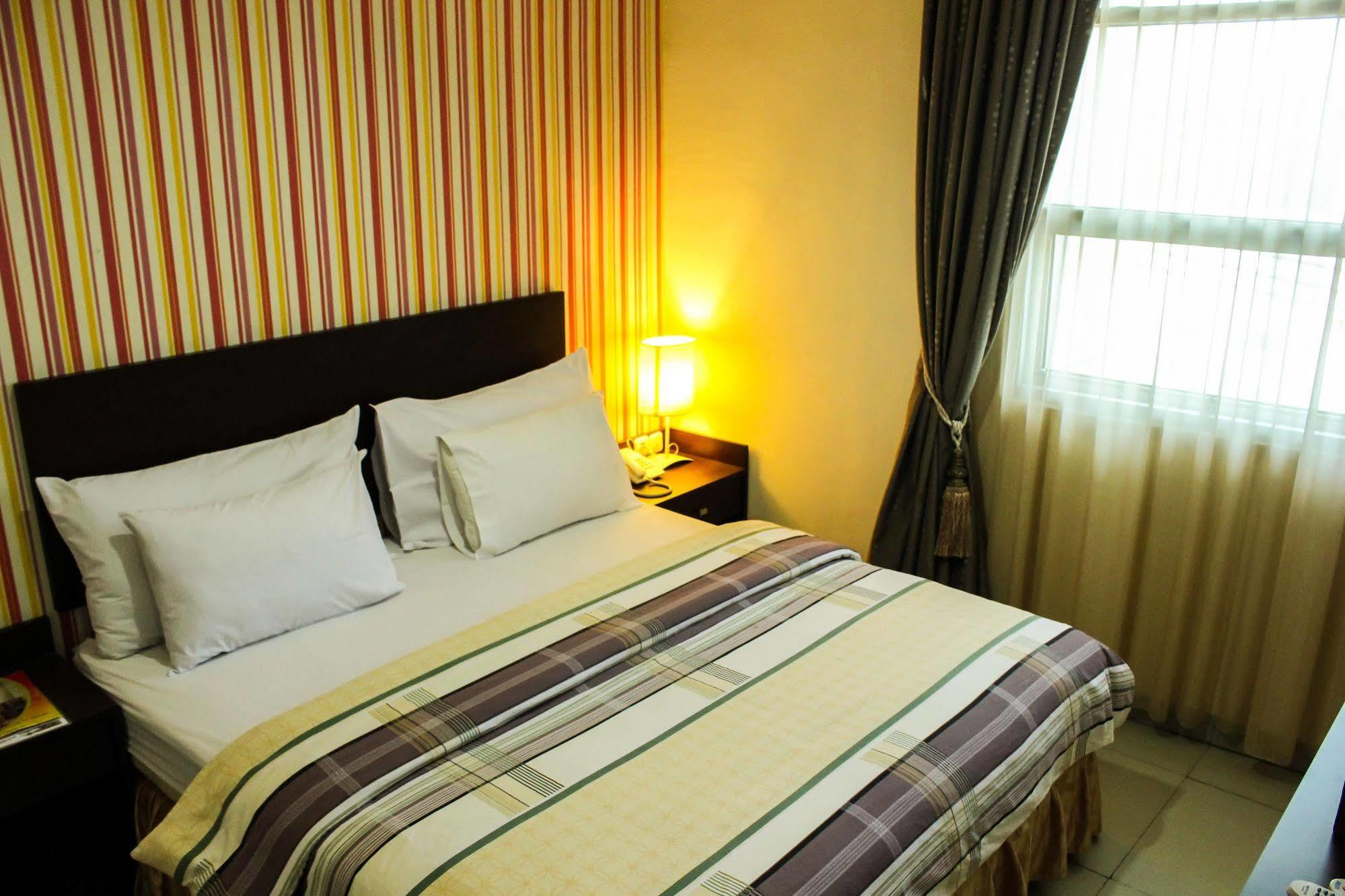 Vindhika Hotel Makassar Exterior photo