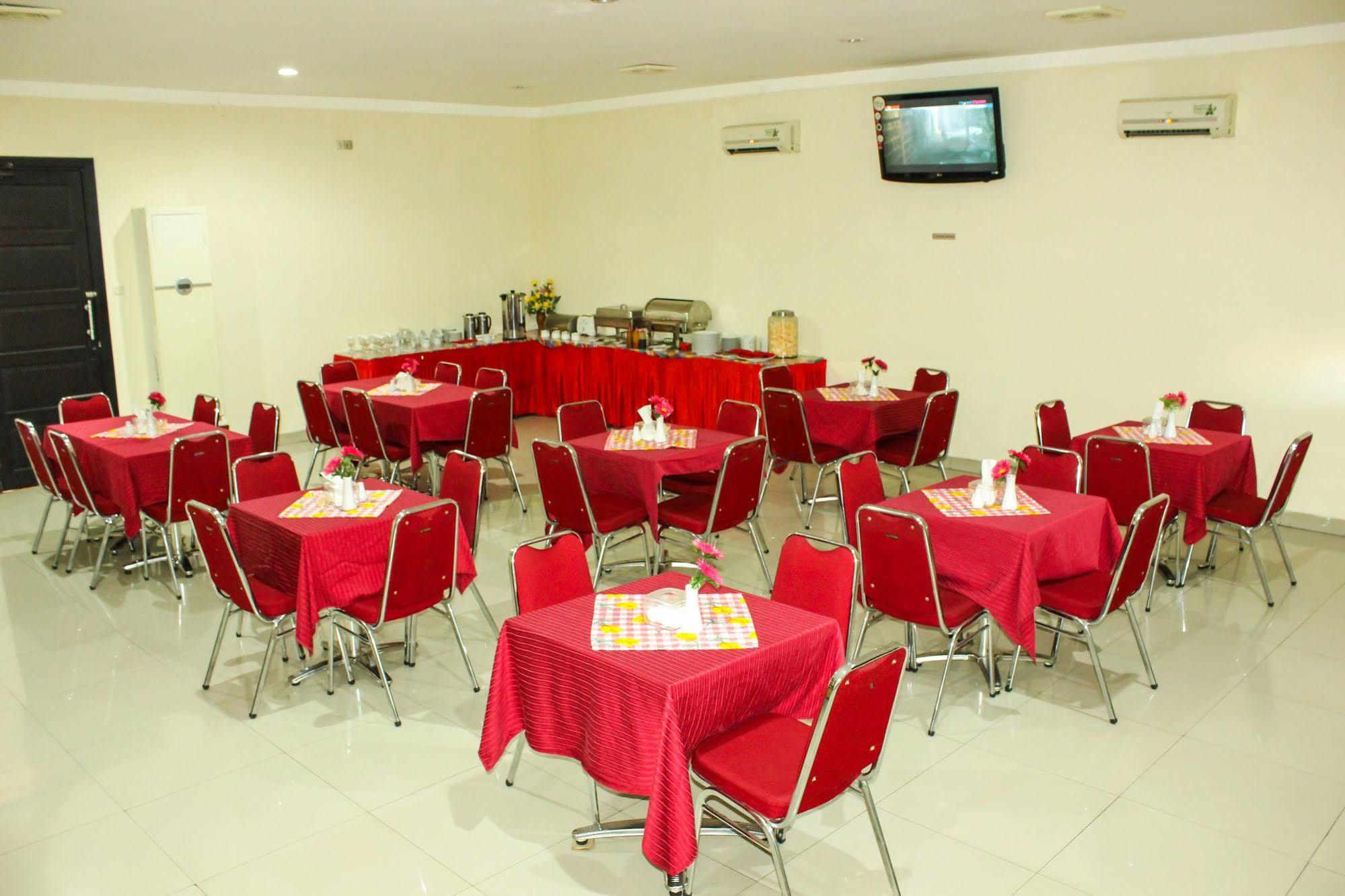 Vindhika Hotel Makassar Exterior photo